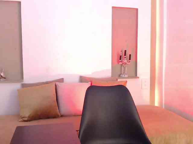 Sophia-curvy1 webcam