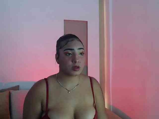 Sophia-curvy1 webcam