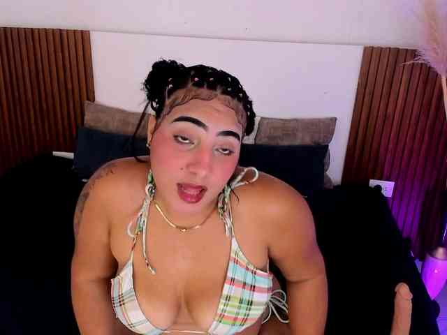 Sophia-curvy1 webcam