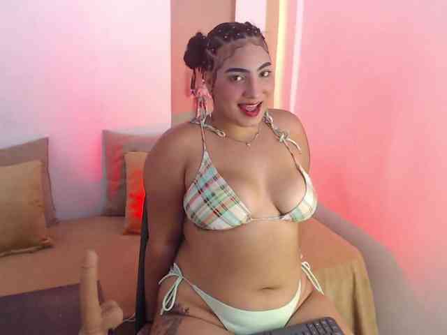 Sophia-curvy1 webcam