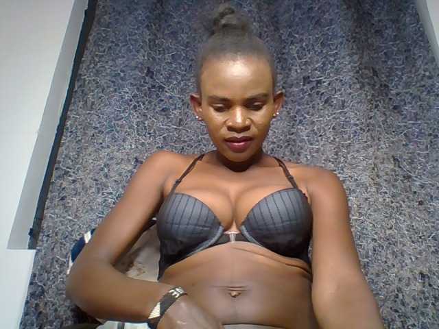 Queenyann webcam bongacams model stream image