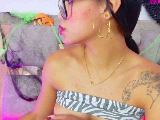 Malia-Brown1 webcam