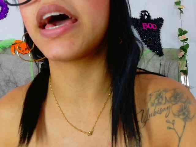 Malia-Brown1 webcam