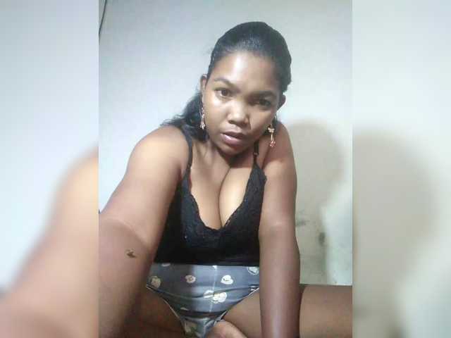 le modèle Alexcia est en webcam porno dans un show sur le site bongacams, il possède les tags suivants: White/Caucasian,Brunette,Hairy