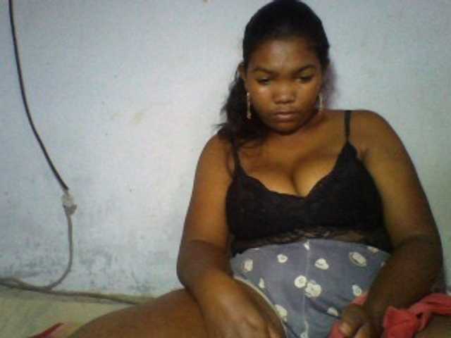 le modèle Alexcia est en webcam porno dans un show sur le site bongacams, il possède les tags suivants: White/Caucasian,Brunette,Hairy