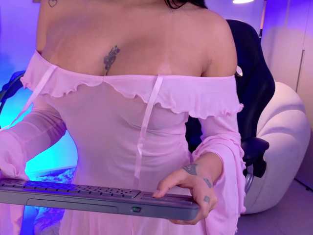 SaraWinstone1's BongaCams show and profile