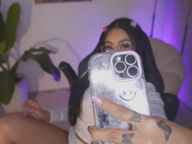 SaraWinstone1's BongaCams show and profile