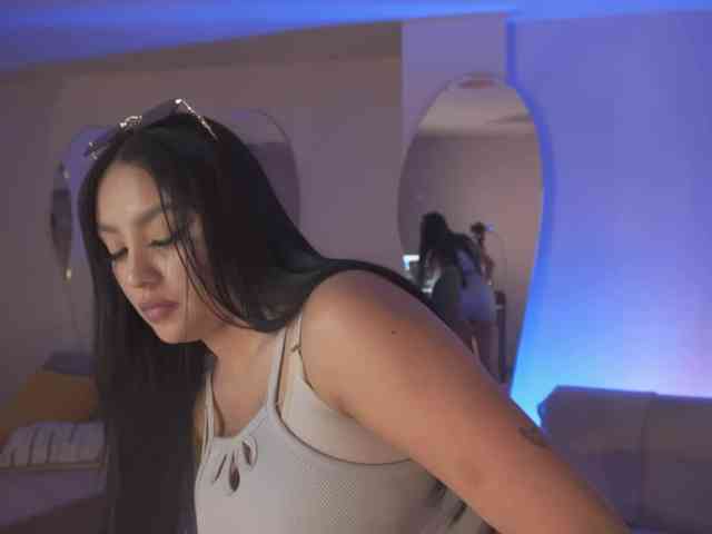 SaraWinstone1 Live Webcam on BongaCams