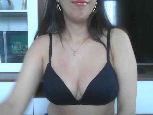 Miramoon123 Live Webcam on BongaCams