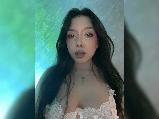 ElliLin's BongaCams show and profile