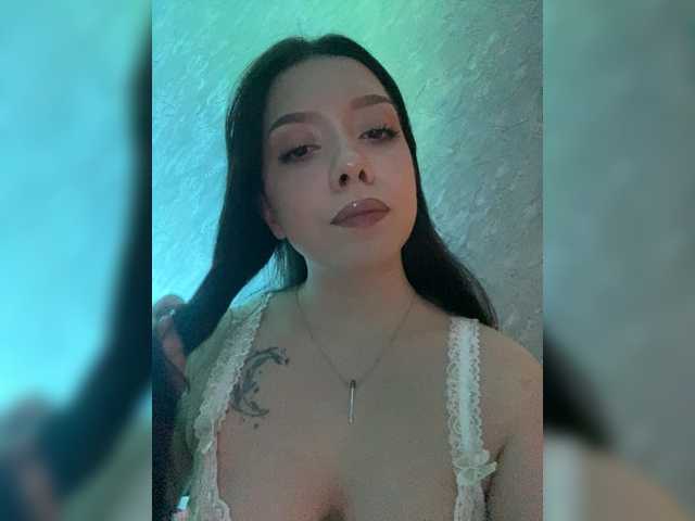 ElliLin's BongaCams show and profile