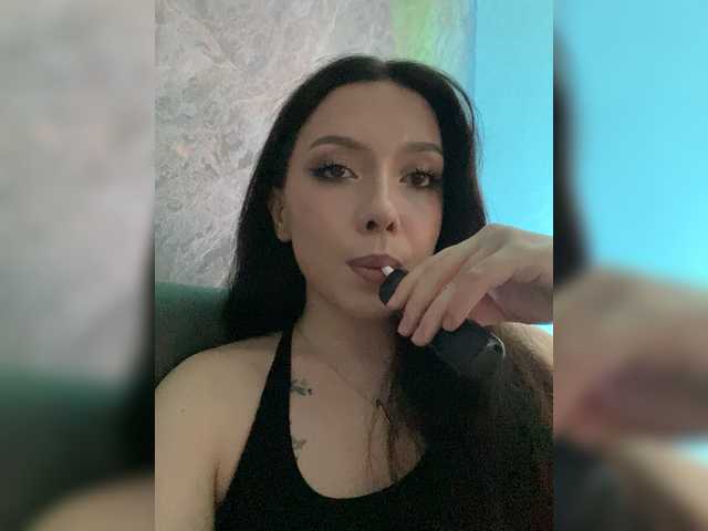 ElliLin's BongaCams show and profile