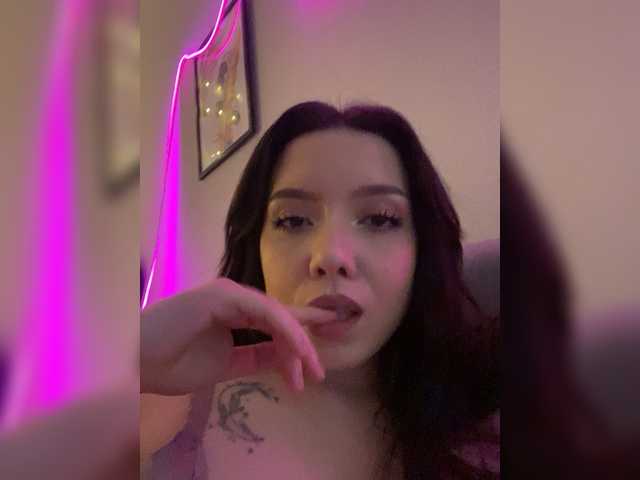 ElliLin from BongaCams