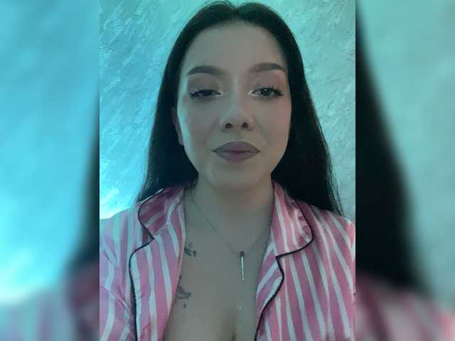 ElliLin's BongaCams show and profile