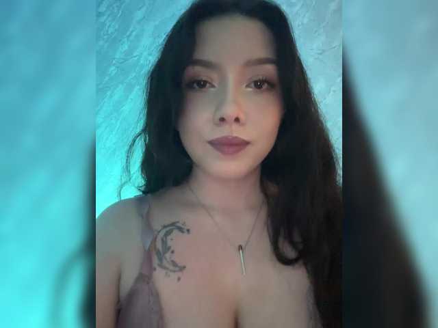ElliLin's BongaCams show and profile