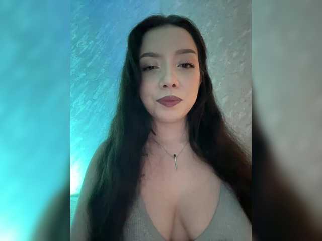 ElliLin's BongaCams show and profile