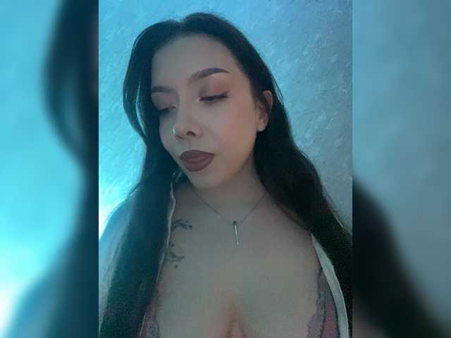 ElliLin's BongaCams show and profile
