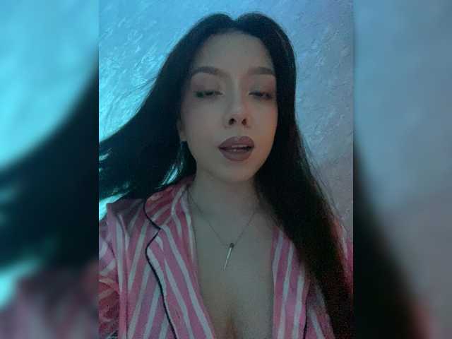 ElliLin's BongaCams show and profile