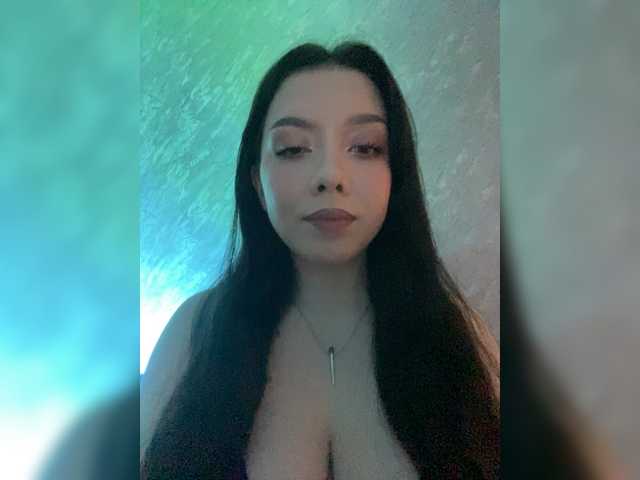 ElliLin's BongaCams show and profile