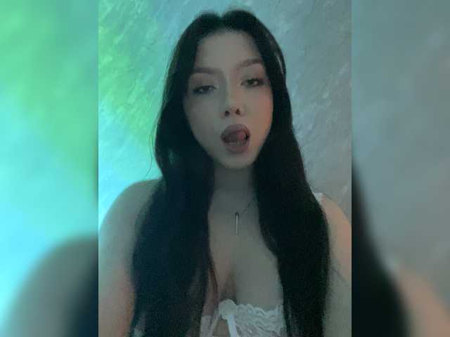 ElliLin's BongaCams show and profile