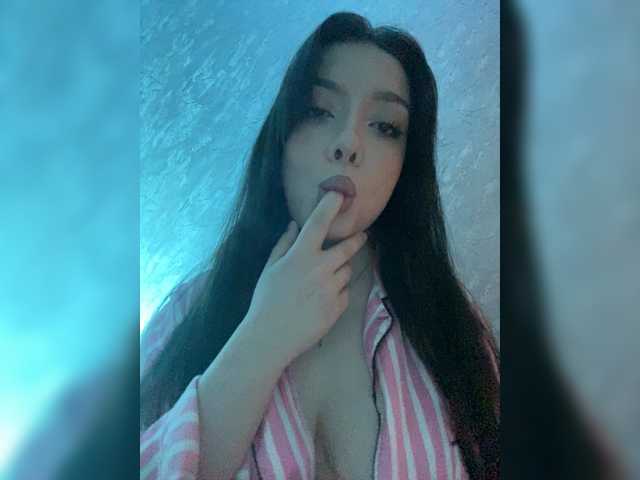 ElliLin's BongaCams show and profile