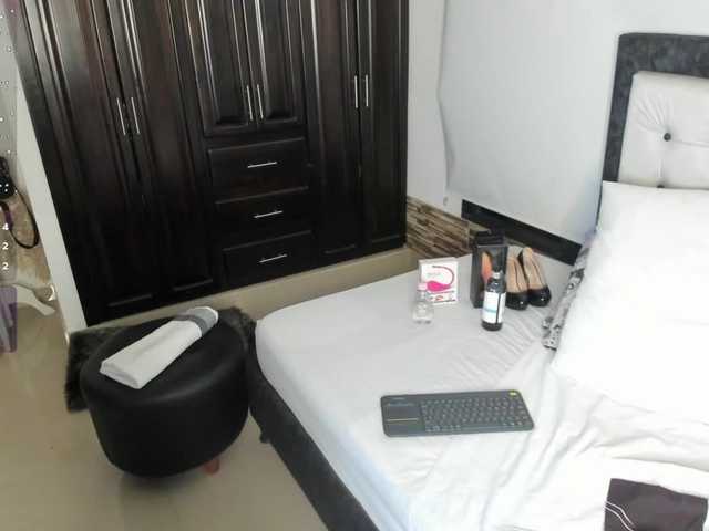 Kinky-polar's BongaCams show and profile