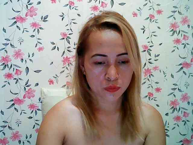 Hotasian143 webcam