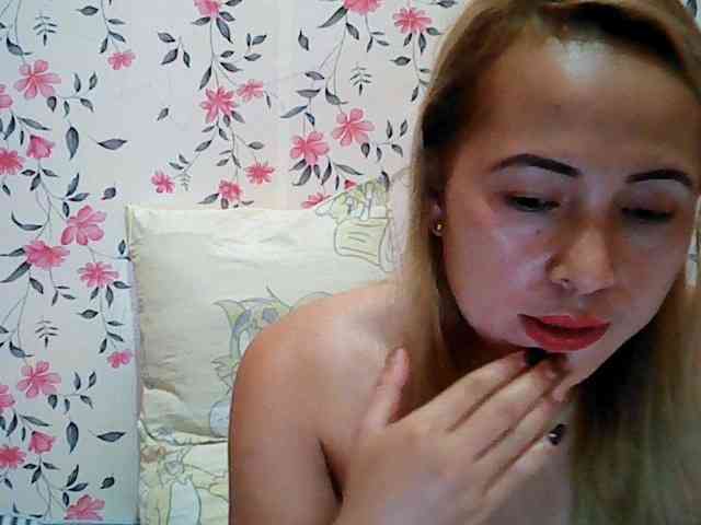 Hotasian143 webcam