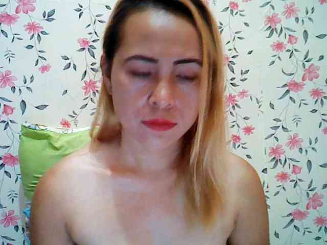 Hotasian143 webcam