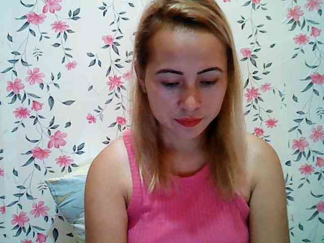 Hotasian143 webcam
