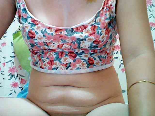 Hotasian143 webcam