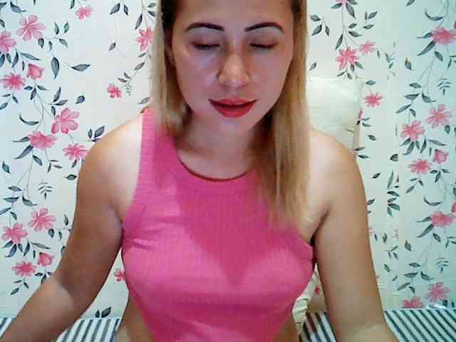 Hotasian143 webcam