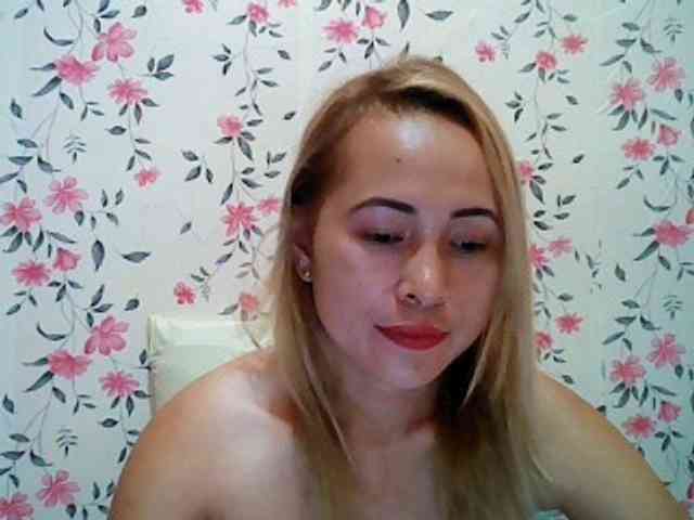 Hotasian143 webcam