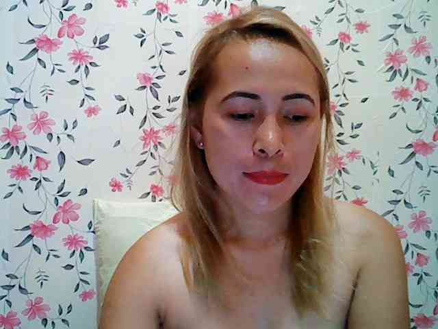 Hotasian143 webcam