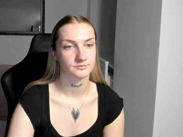 AlexaKisses webcam