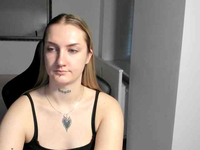AlexaKisses webcam