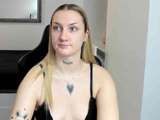 AlexaKisses webcam
