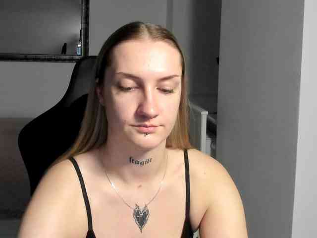 AlexaKisses webcam