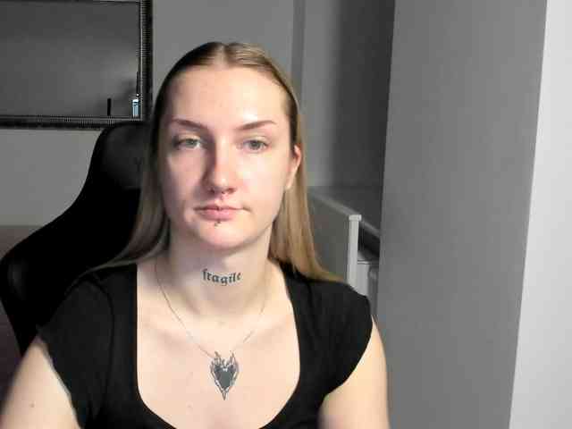 AlexaKisses webcam