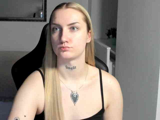 AlexaKisses webcam