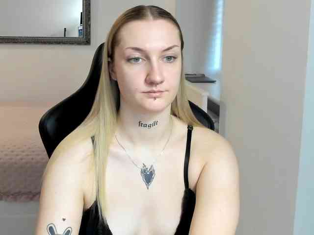 AlexaKisses webcam
