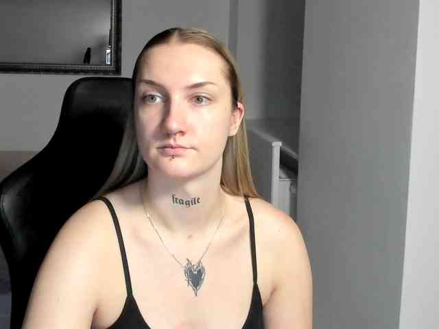 AlexaKisses webcam