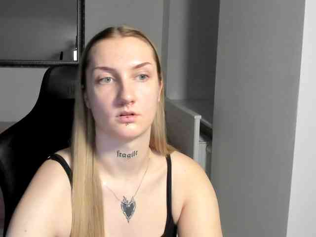 AlexaKisses webcam