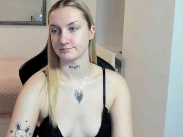 AlexaKisses webcam