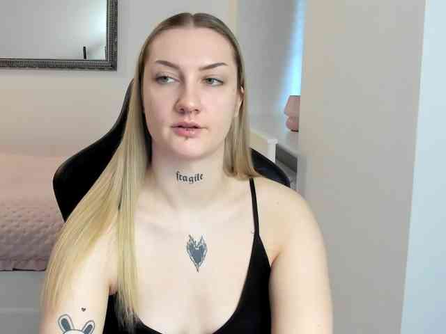 AlexaKisses webcam