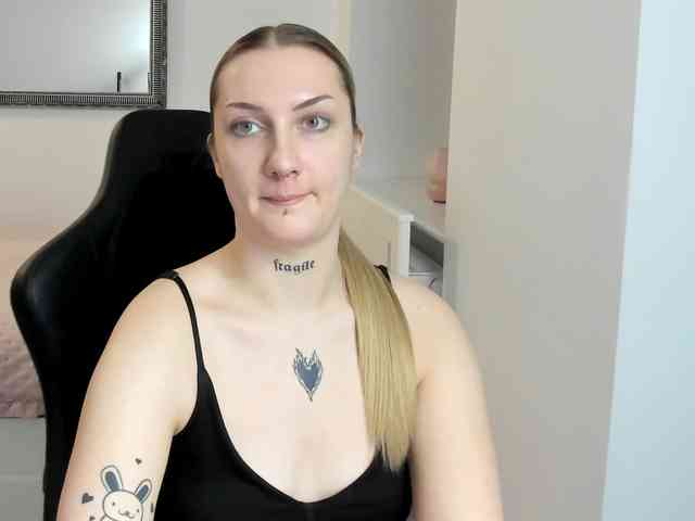 AlexaKisses webcam