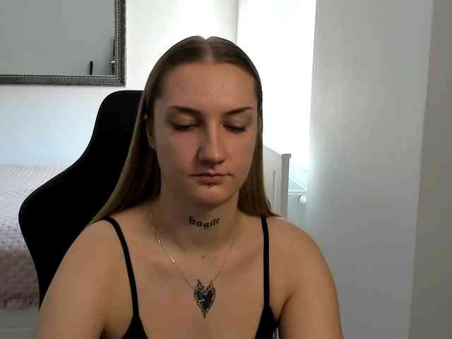 AlexaKisses webcam