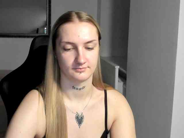 AlexaKisses webcam