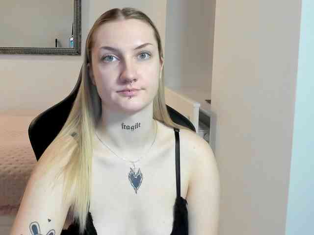 AlexaKisses webcam