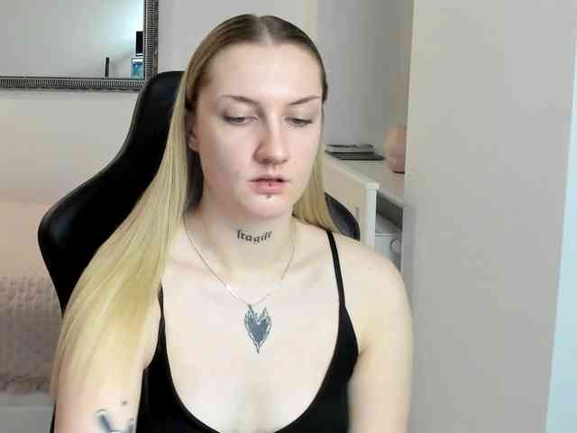 AlexaKisses webcam